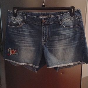 American Rag embroidered jean shorts!😍😍😍